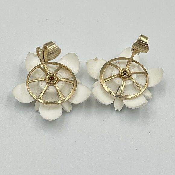 Vintage Sarah Coventry Floral Clip on Earrings White Flower Prairie Boho Signed - Picture 3 of 6